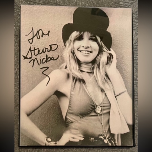 STEVIE NICKS SIGNED 8X10 FRAMED PHOTO WEARING HAT! EARLY FLEETWOOD MAC BEAUTIFUL - Picture 3 of 12
